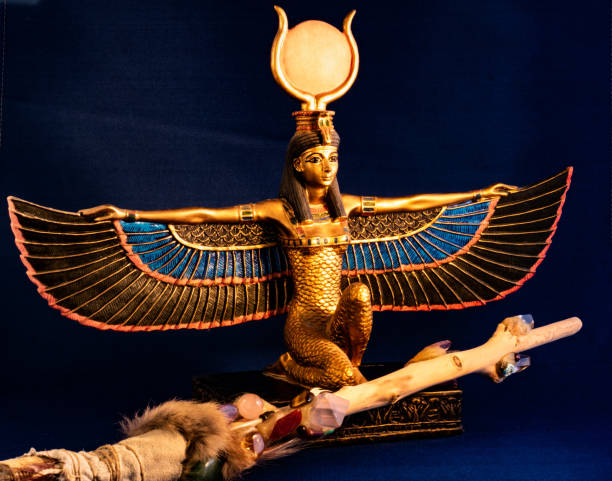 Büyü ve sağlık tanrıçası olan ve aynı zamanda tanrıların kraliçesi ve Firavun’un annesi olarak bilinir. Osiris’in hem eşi hem de kız kardeşi. Horus'un annesi. 