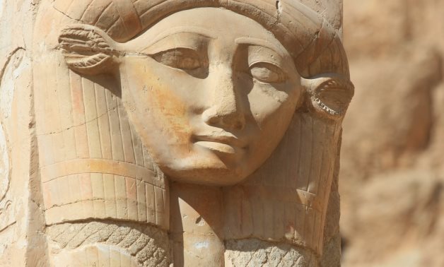 Sanat ve mimaride farklı farklı temsil edilen ve güneş tanrısının kızı olarak bilinen Hathor bazen yılan, çınar ağacı ve dişi aslan olarak figür edilir. 